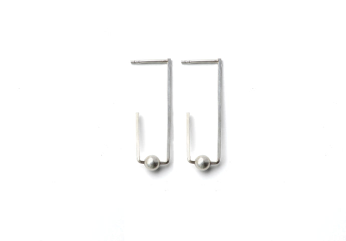 Square outline and sphere earrings - silver