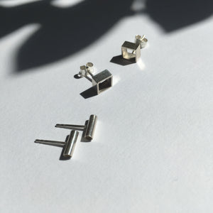 Square outline stud earring - silver